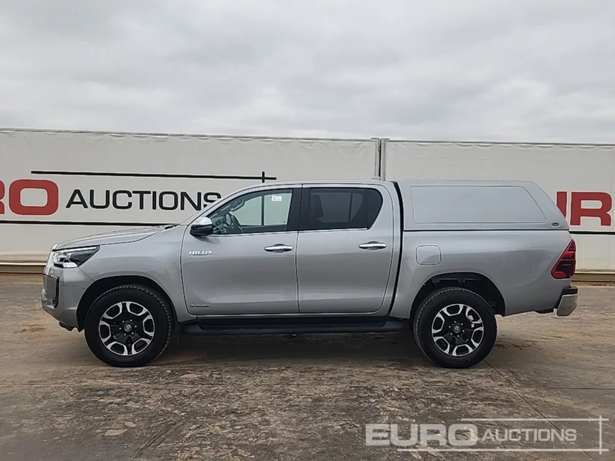 2023 Toyota Hilux Invincible - Image 4