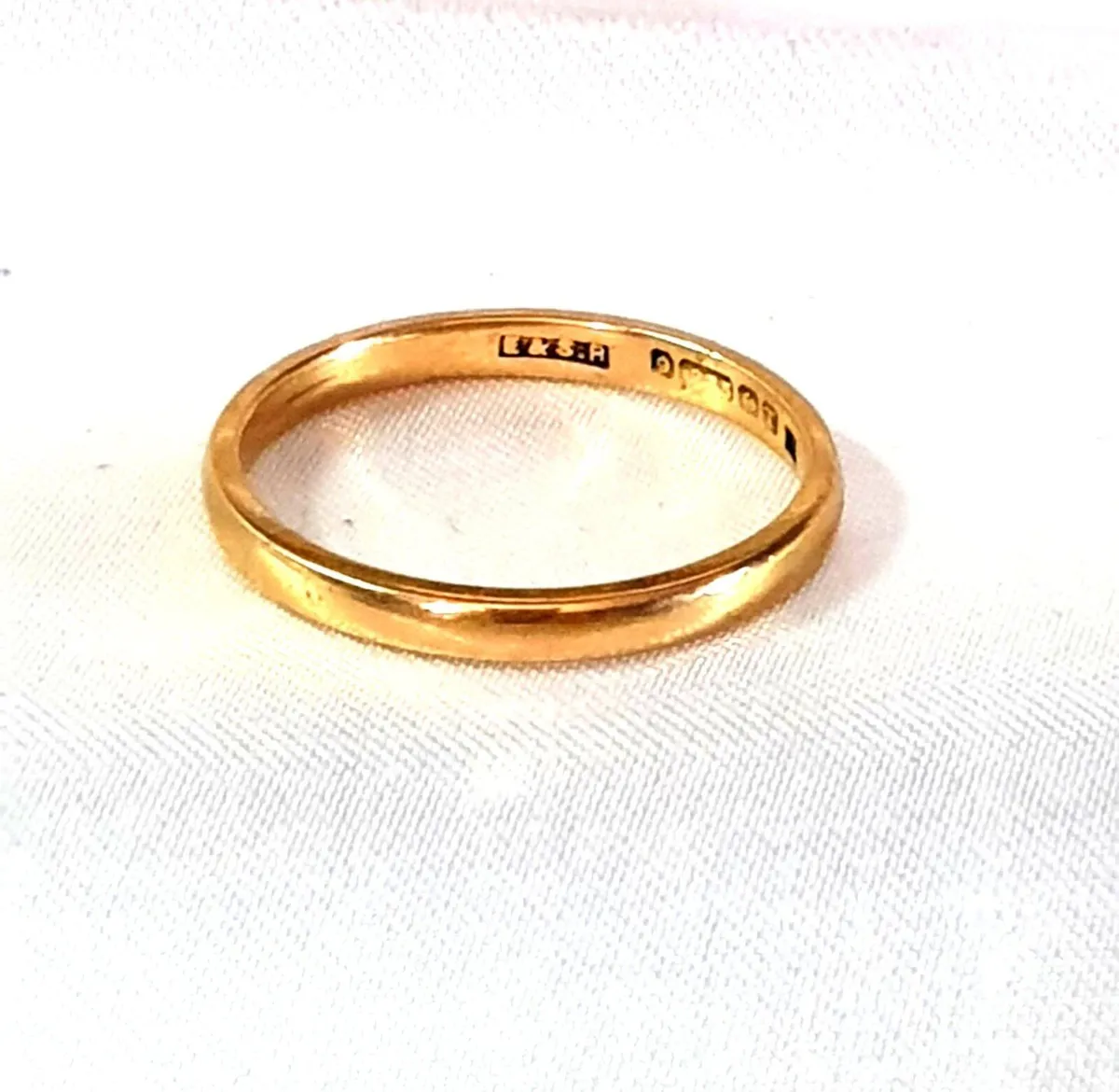 Vintage 9ct Gold 'Levi & Salaman' Wedding Ring - Image 1