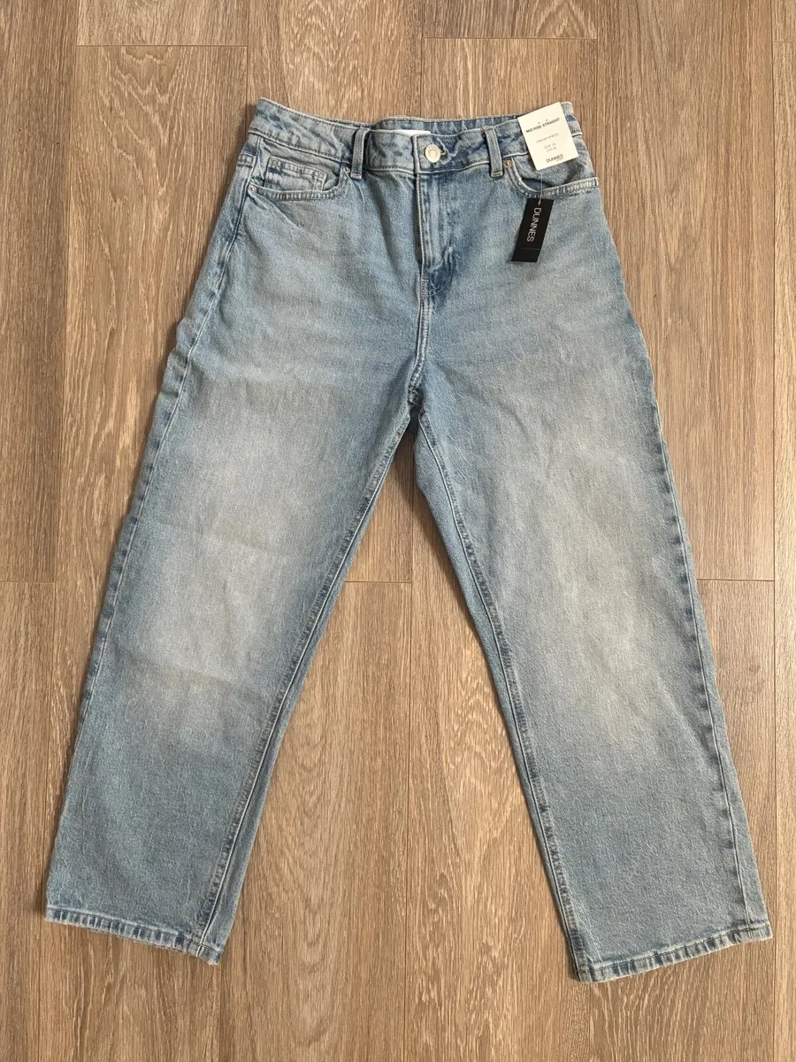 Light Wash Blue Mid Rise Straight Leg: Size 10 - Image 1