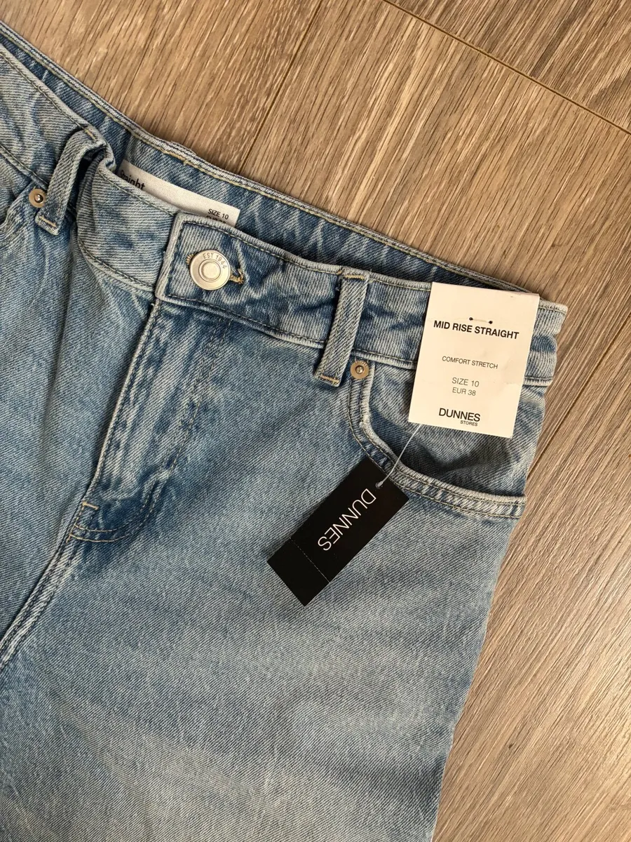 Light Wash Blue Mid Rise Straight Leg: Size 10 - Image 2