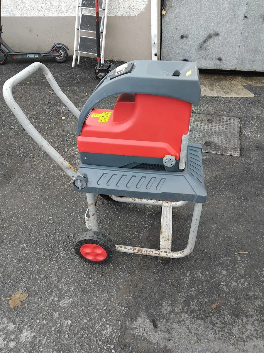 Wood chipper read about add priced 40e - Image 1