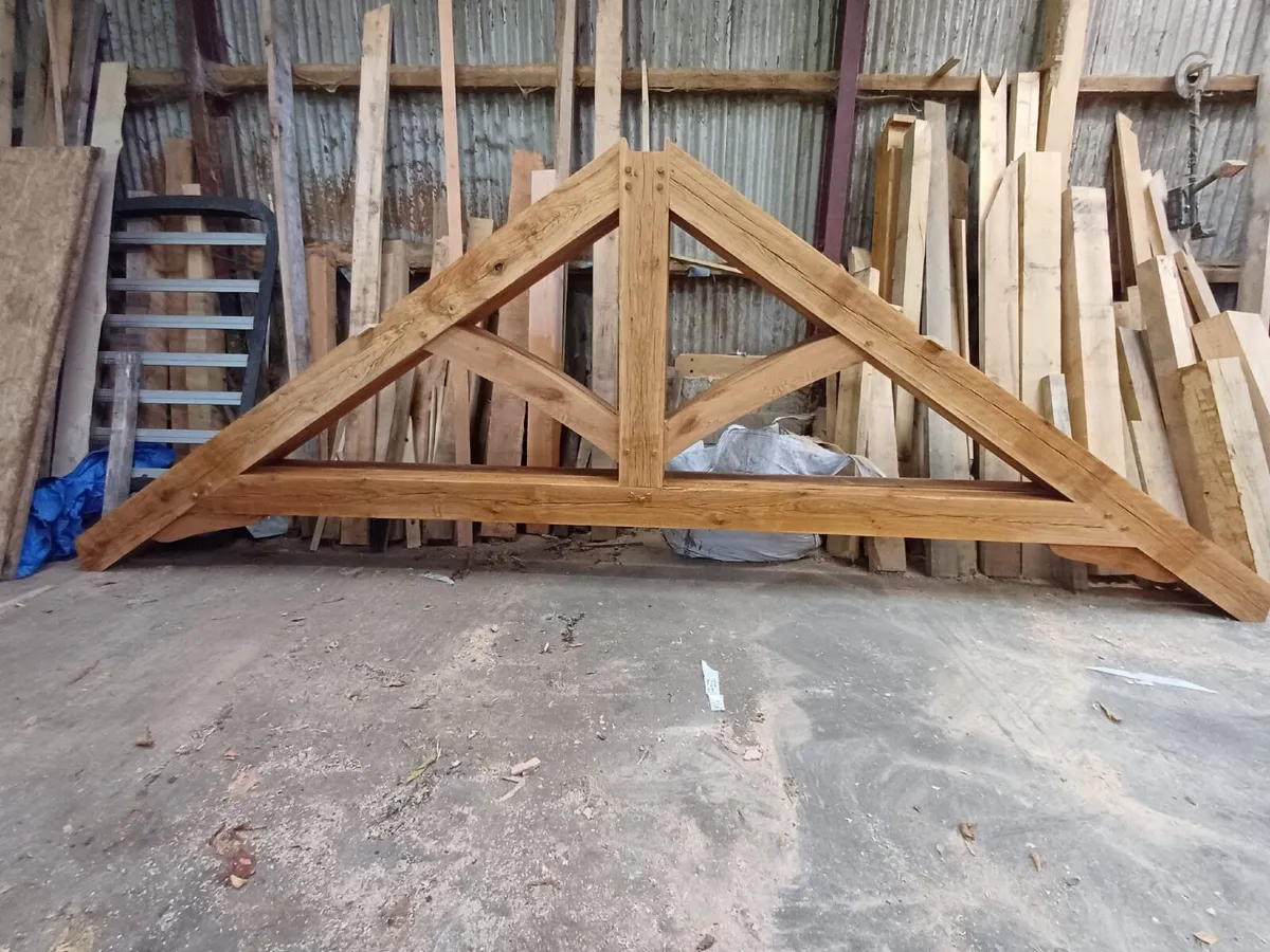 Feature Roof Trusses. - Image 1