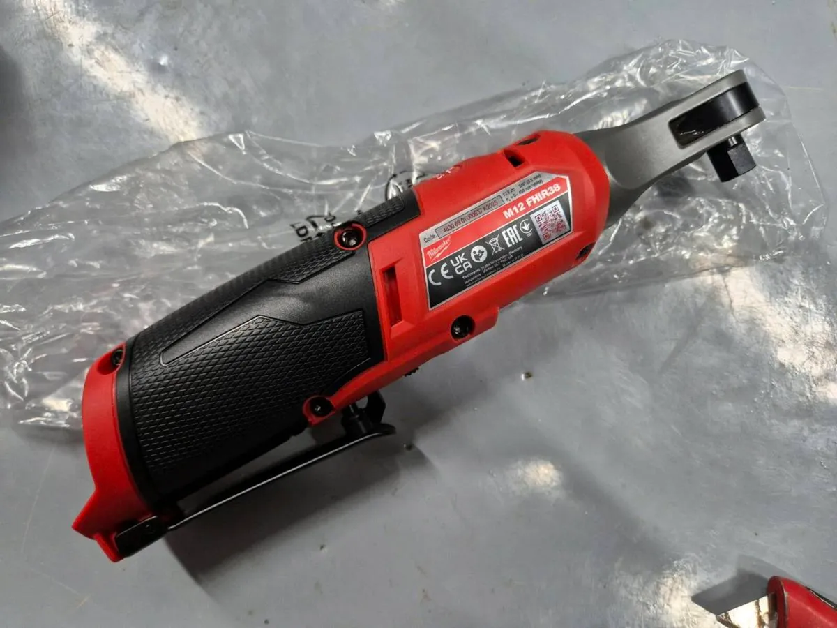 Milwaukee M12 Fuel 3/8' Ratchet Body - Image 4