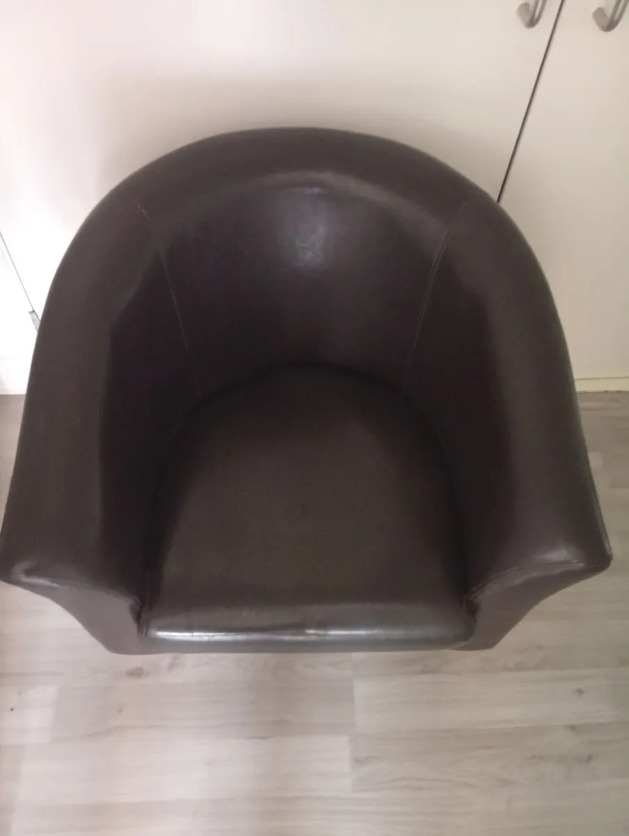 Quality Leather Comfortable Tub Armchair - Image 2
