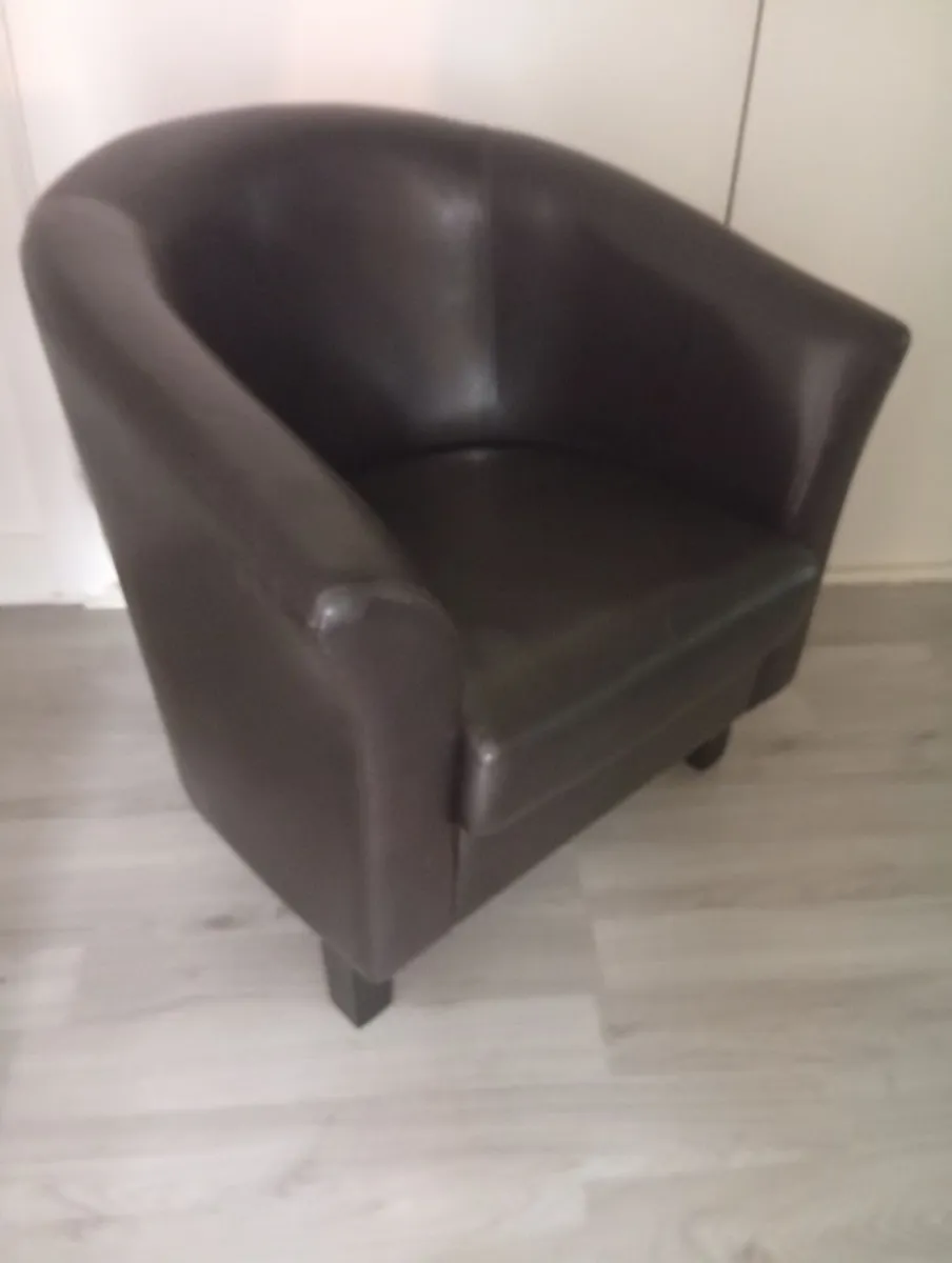 Quality Leather Comfortable Tub Armchair - Image 1