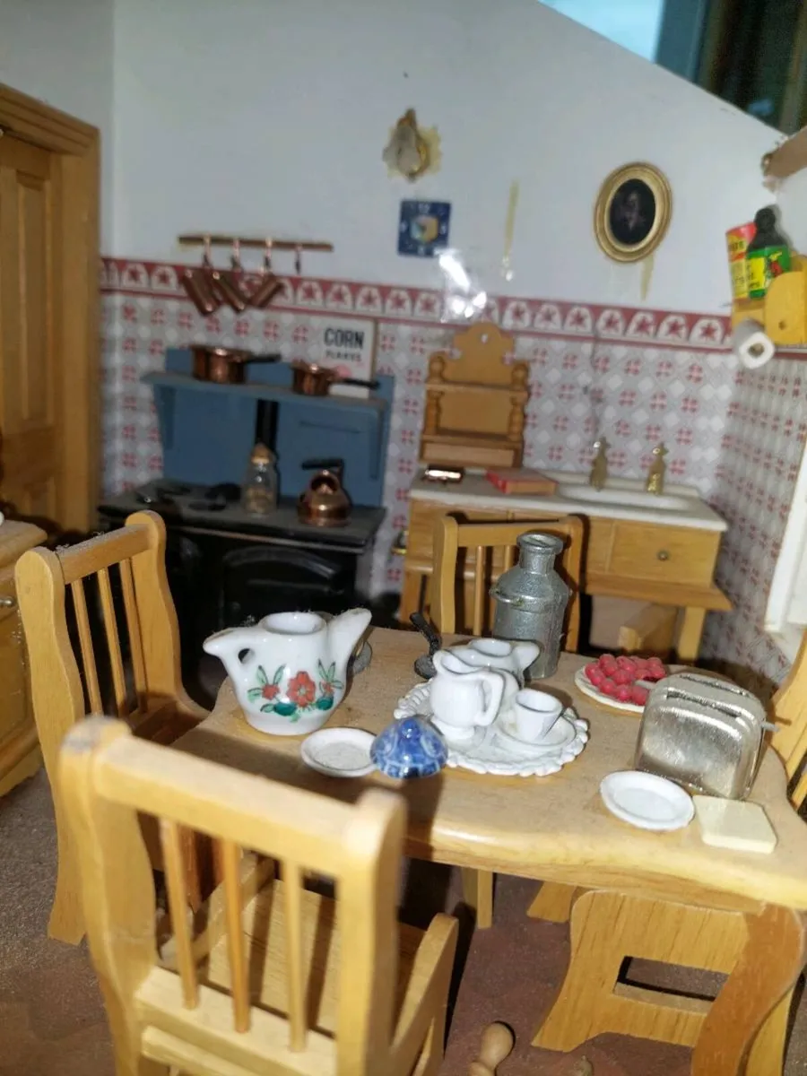 Dolls house - Image 3
