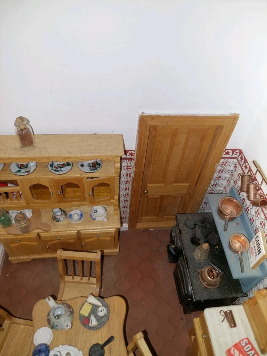 Dolls house - Image 4