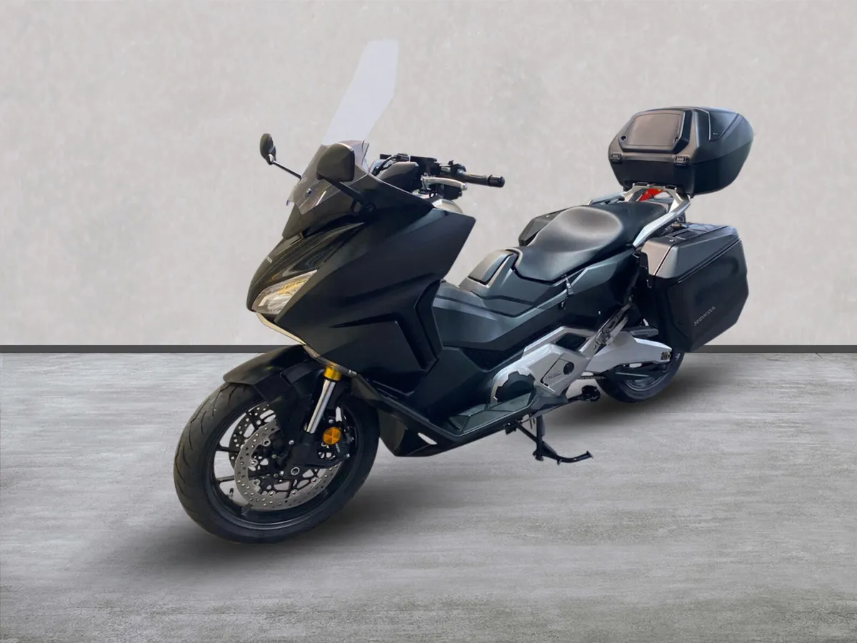 Honda Forza 750 Maxi-Scooter with Extras - Image 4