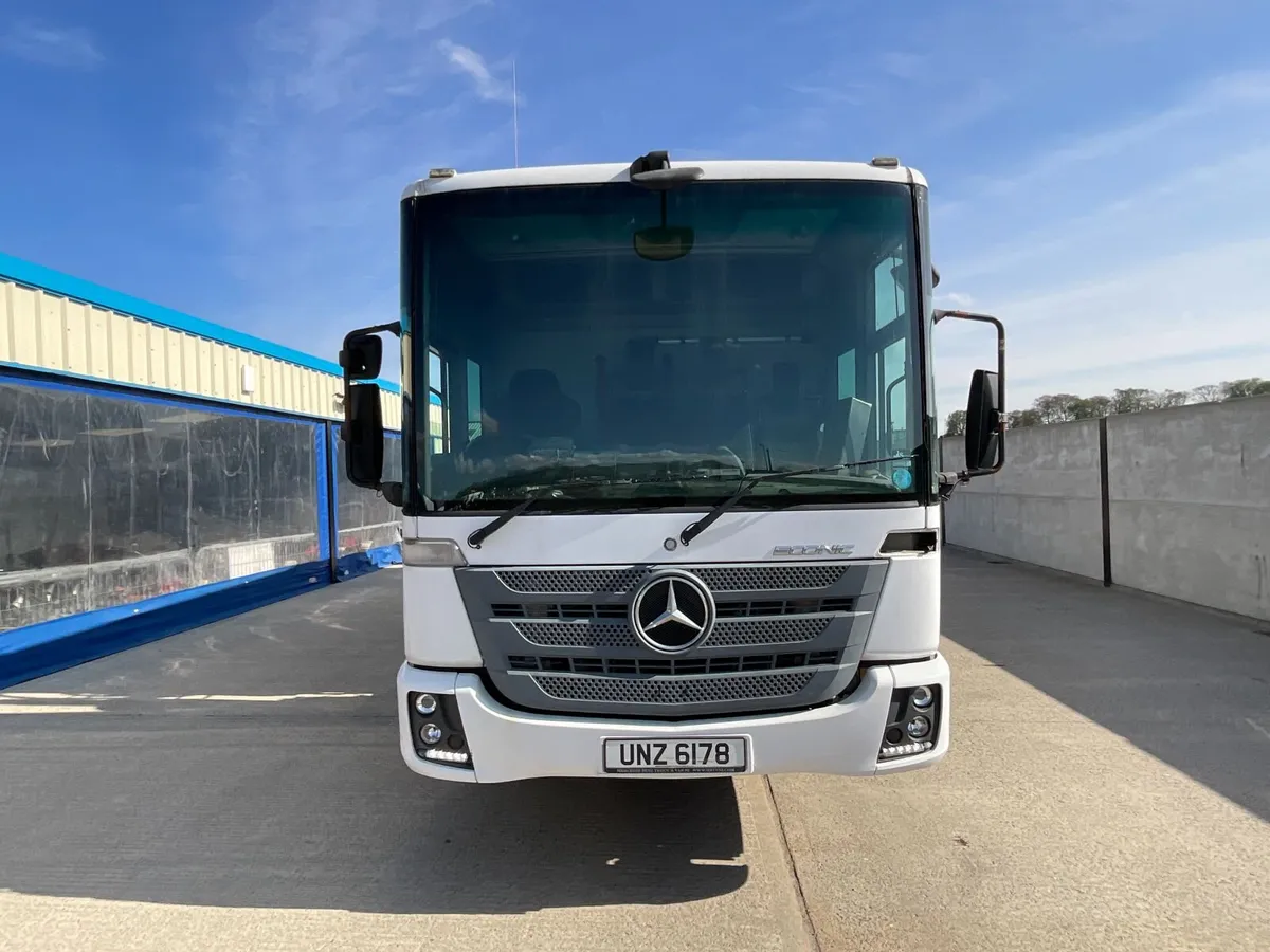 MERCEDES ECONIC 26 TON REFUSE COLLECTION TRUCK - Image 4