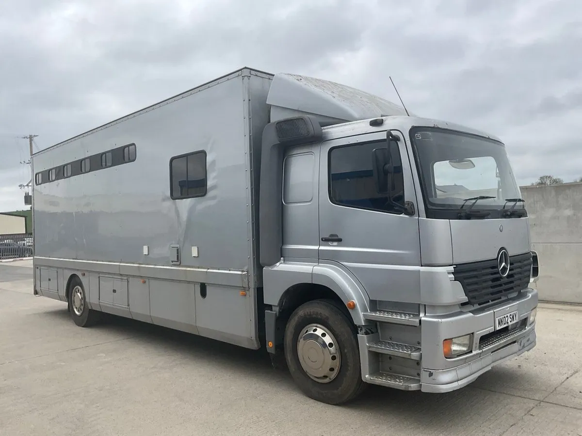 MERCEDES 1823 18 TON  4X2 5 STALL HORSE LORRY - Image 1