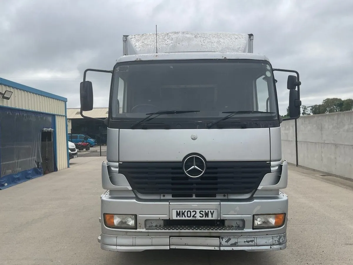 MERCEDES 1823 18 TON  4X2 5 STALL HORSE LORRY - Image 3