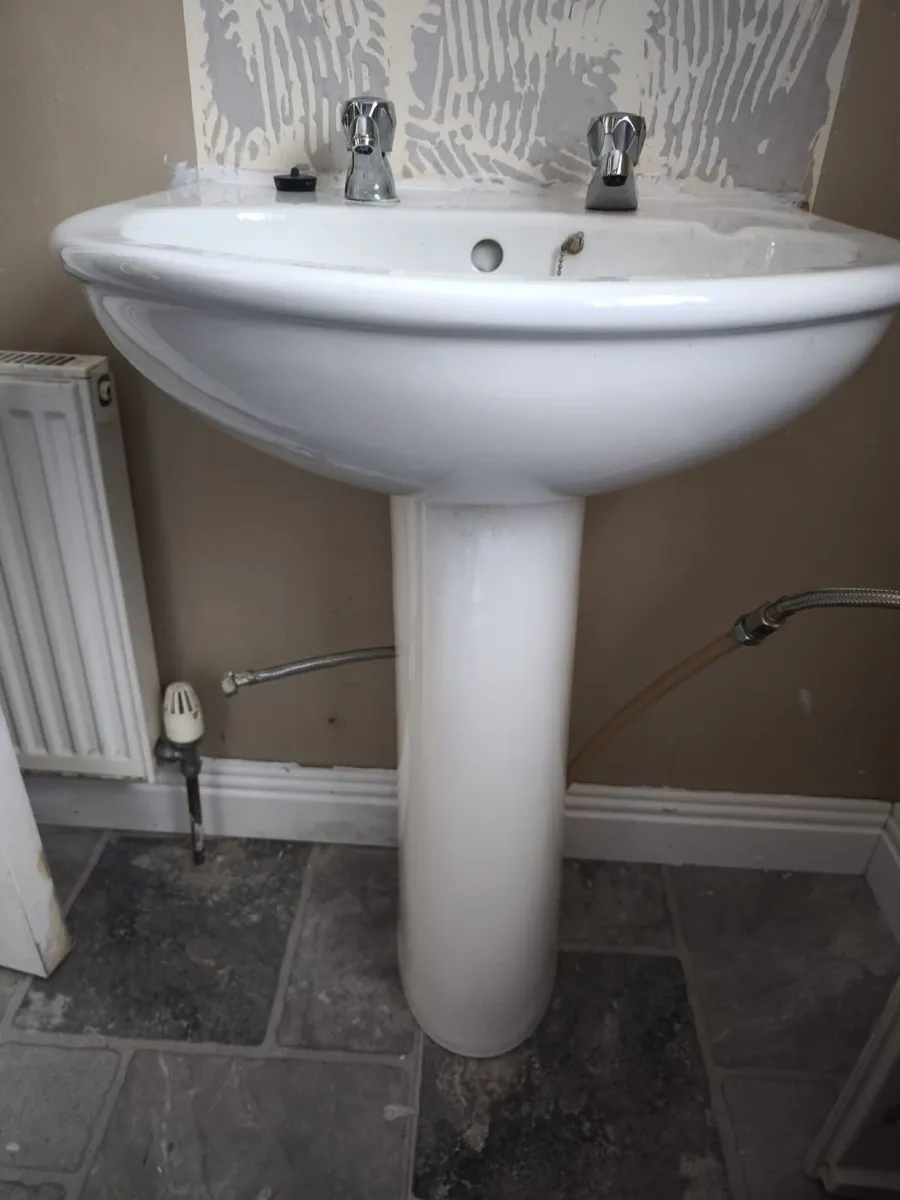 Bathroom basin and pedestal - Image 1