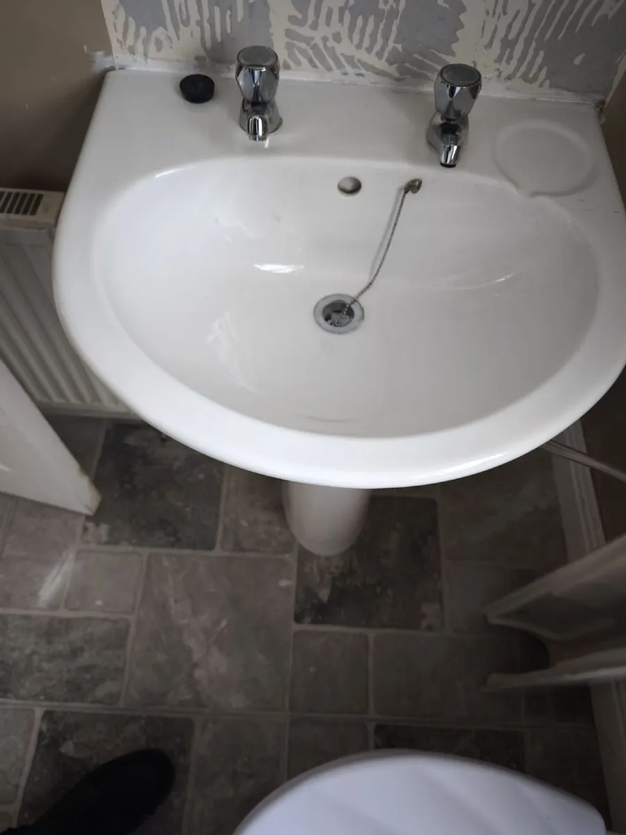 Bathroom basin and pedestal - Image 2