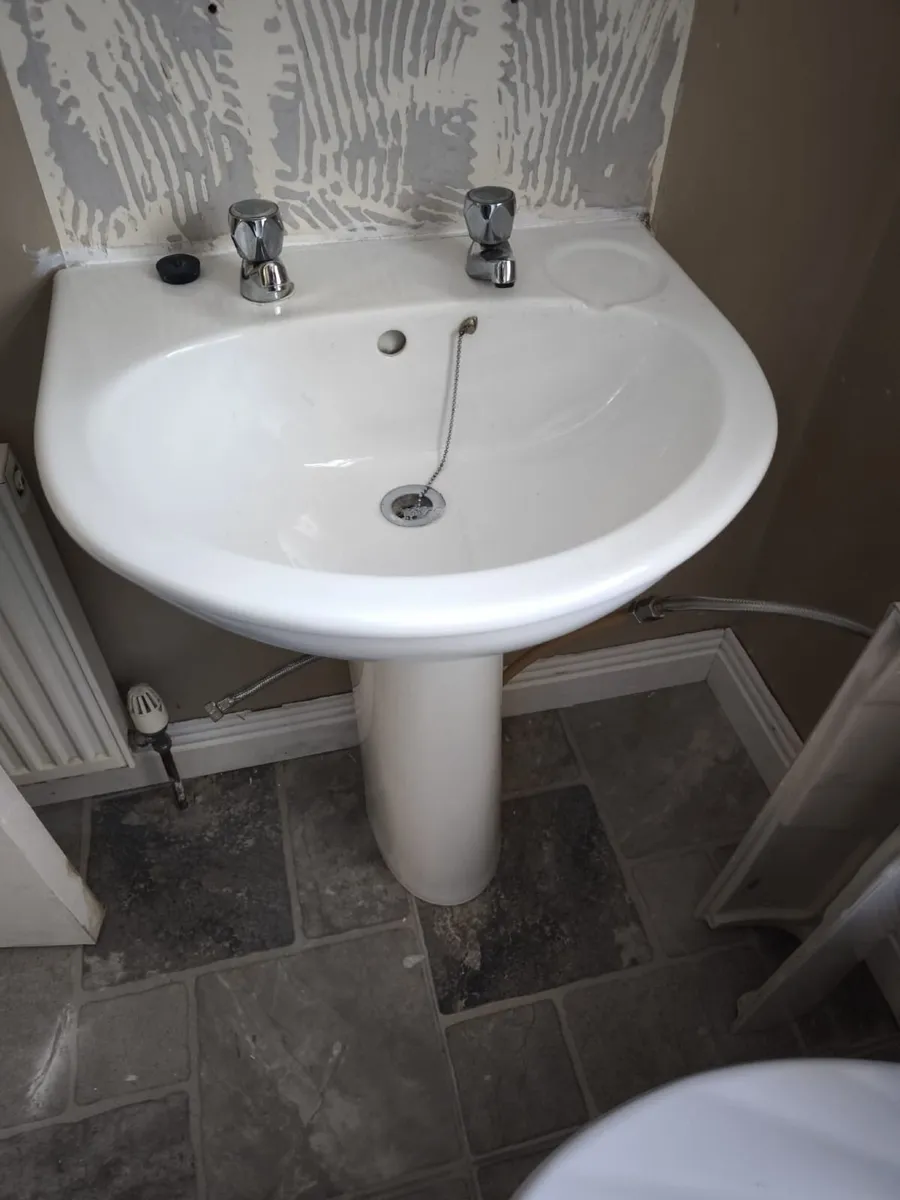 Bathroom basin and pedestal - Image 3