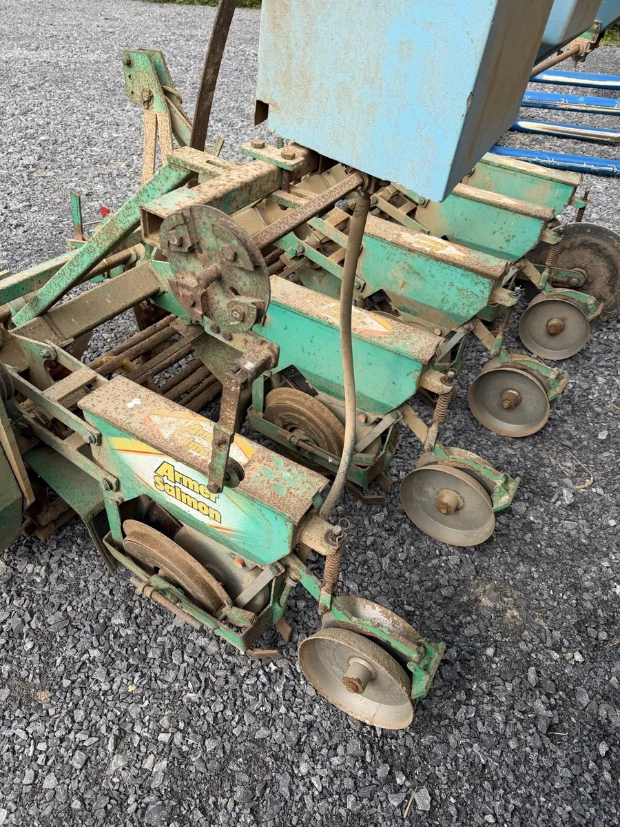 Armer salmon 5 row beet seeder - Image 1