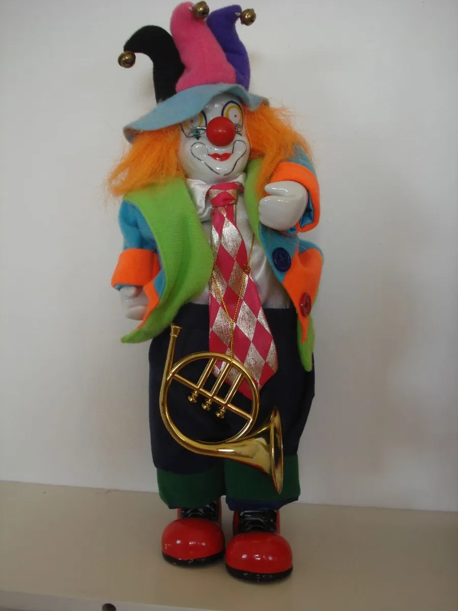 PURE PORCELAIN MUSICAL CLOWN. 14 INCH. - Image 2