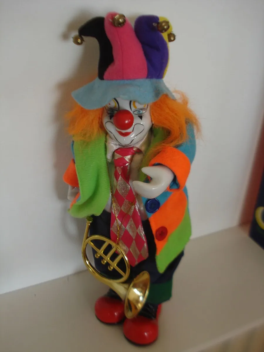 PURE PORCELAIN MUSICAL CLOWN. 14 INCH. - Image 4