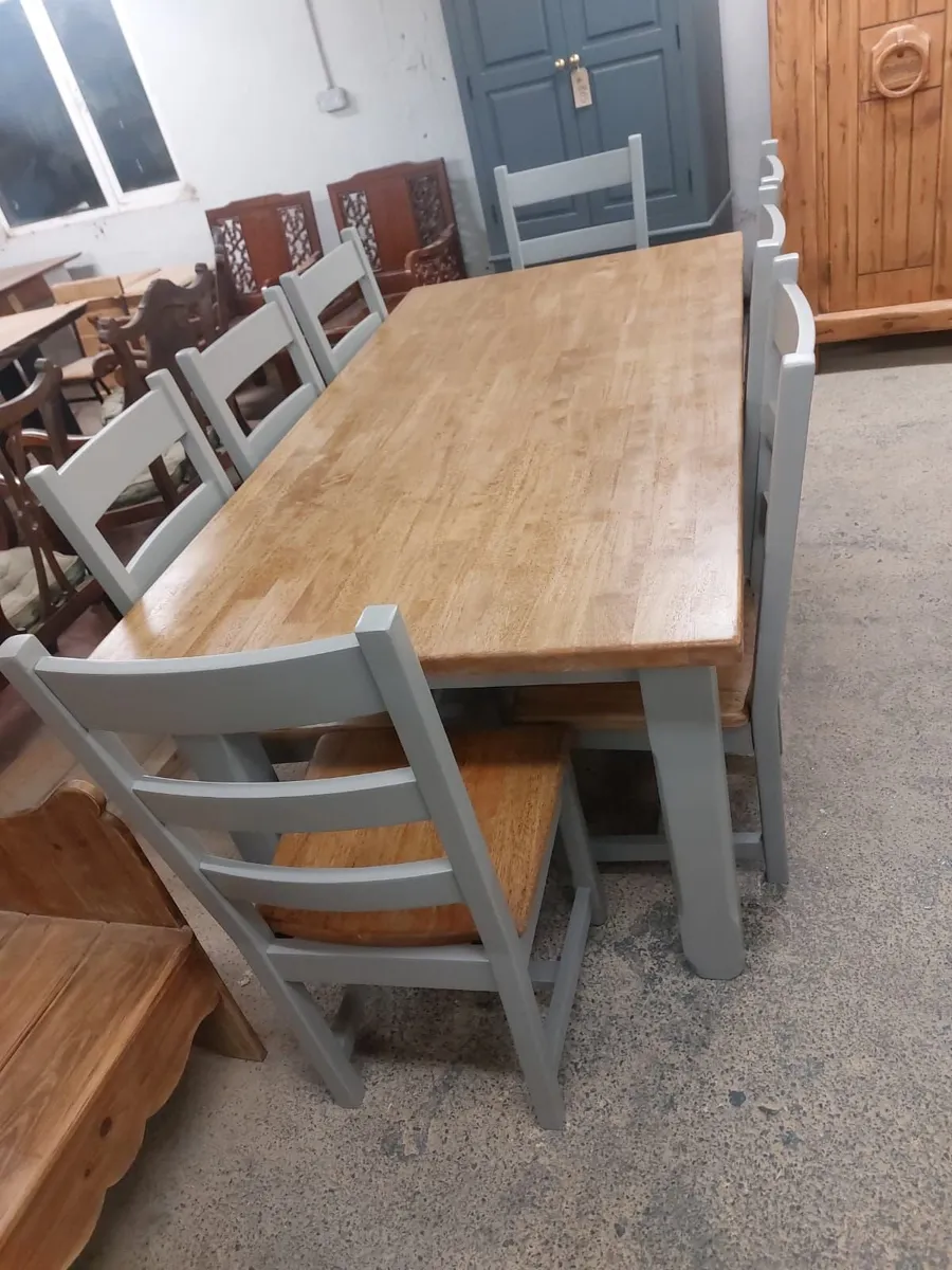 Solid oak table, 8 oak chairs - Image 1