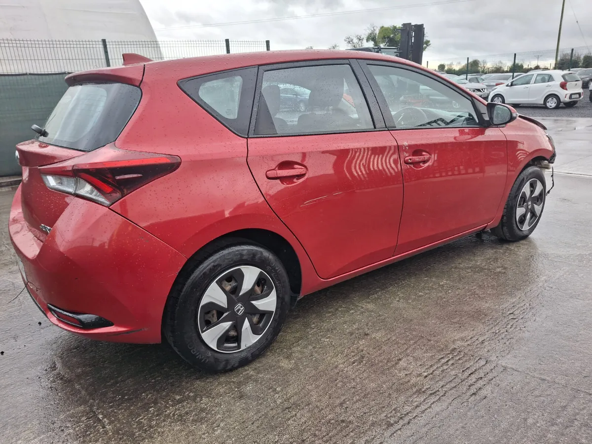 2016 Toyota Auris 1.4 D4D - Image 3