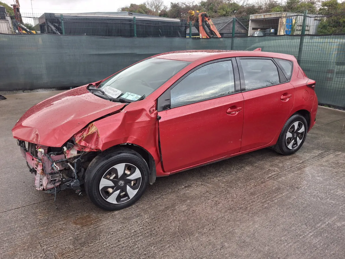 2016 Toyota Auris 1.4 D4D - Image 2