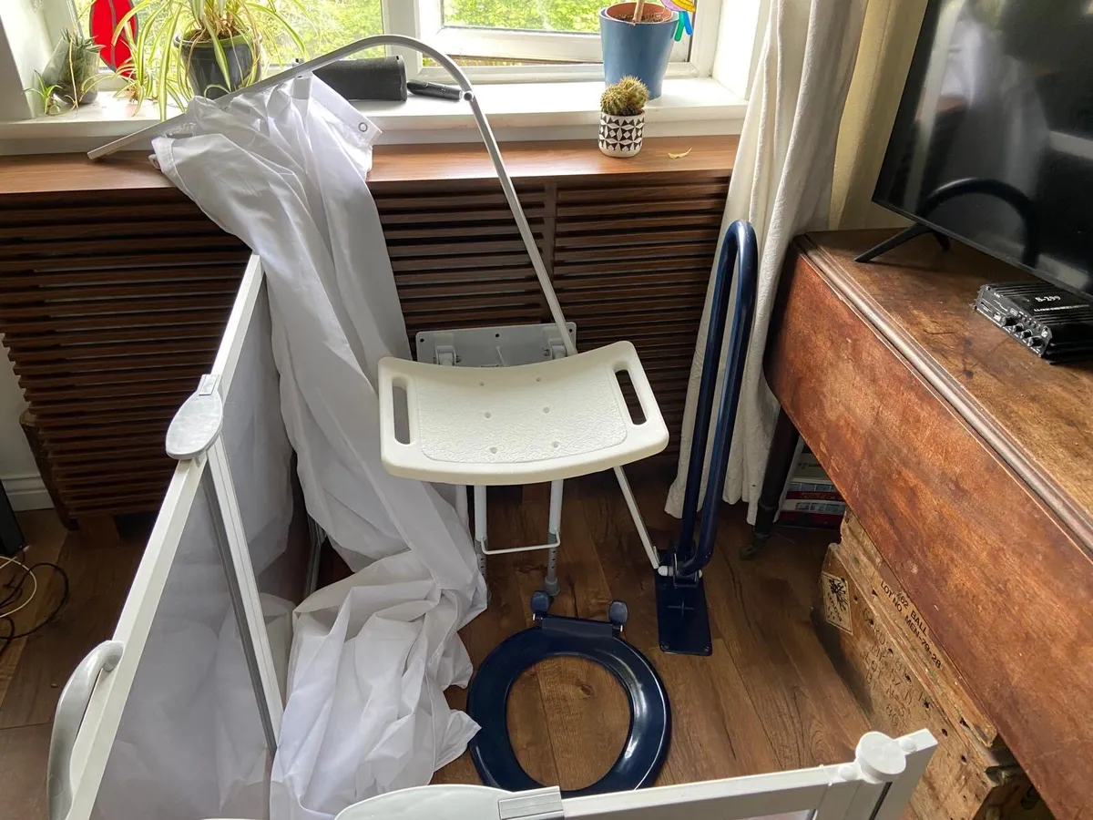 Foldable shower seat, shower doors + accessories - Image 3