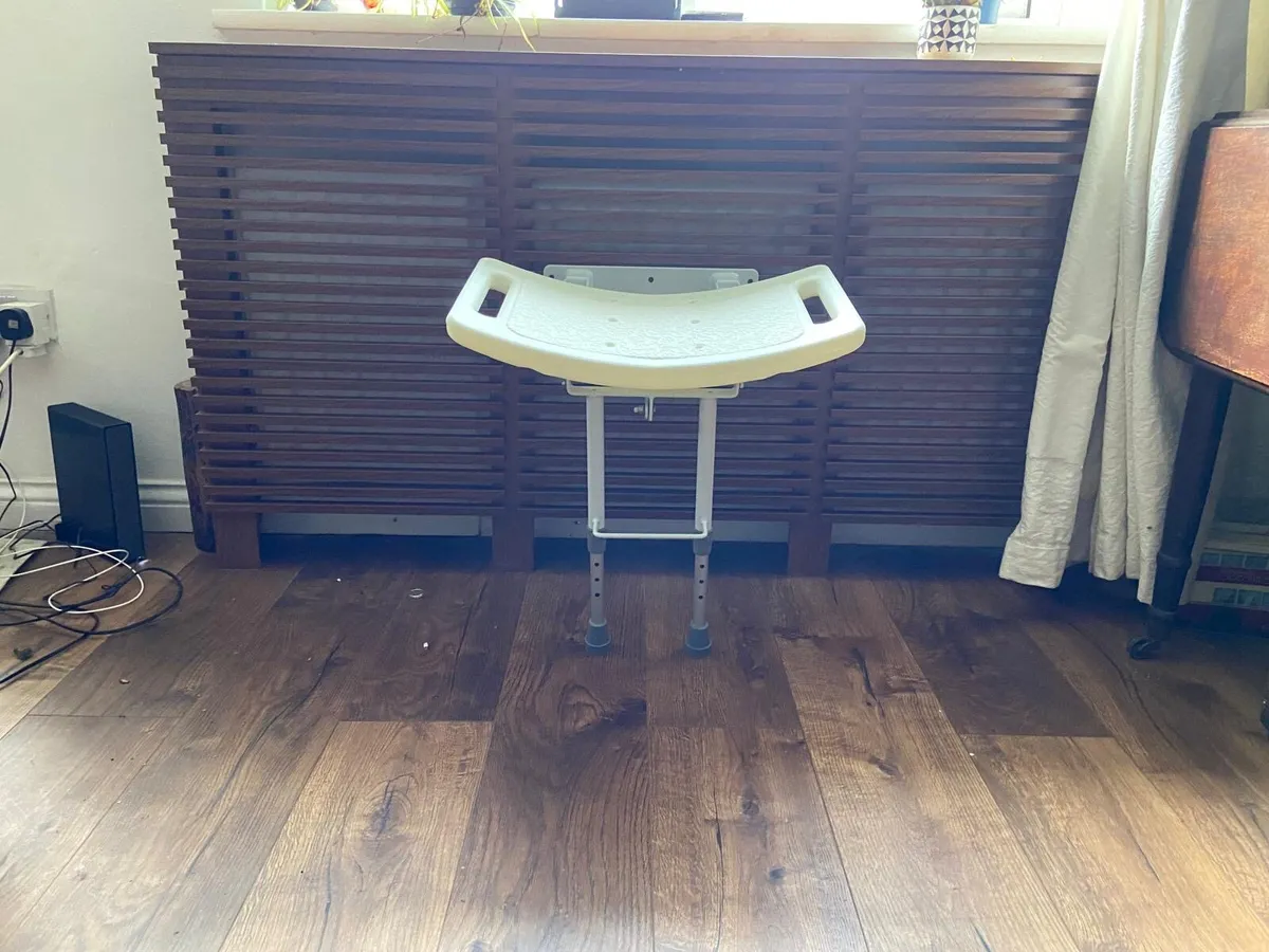Foldable shower seat, shower doors + accessories - Image 4
