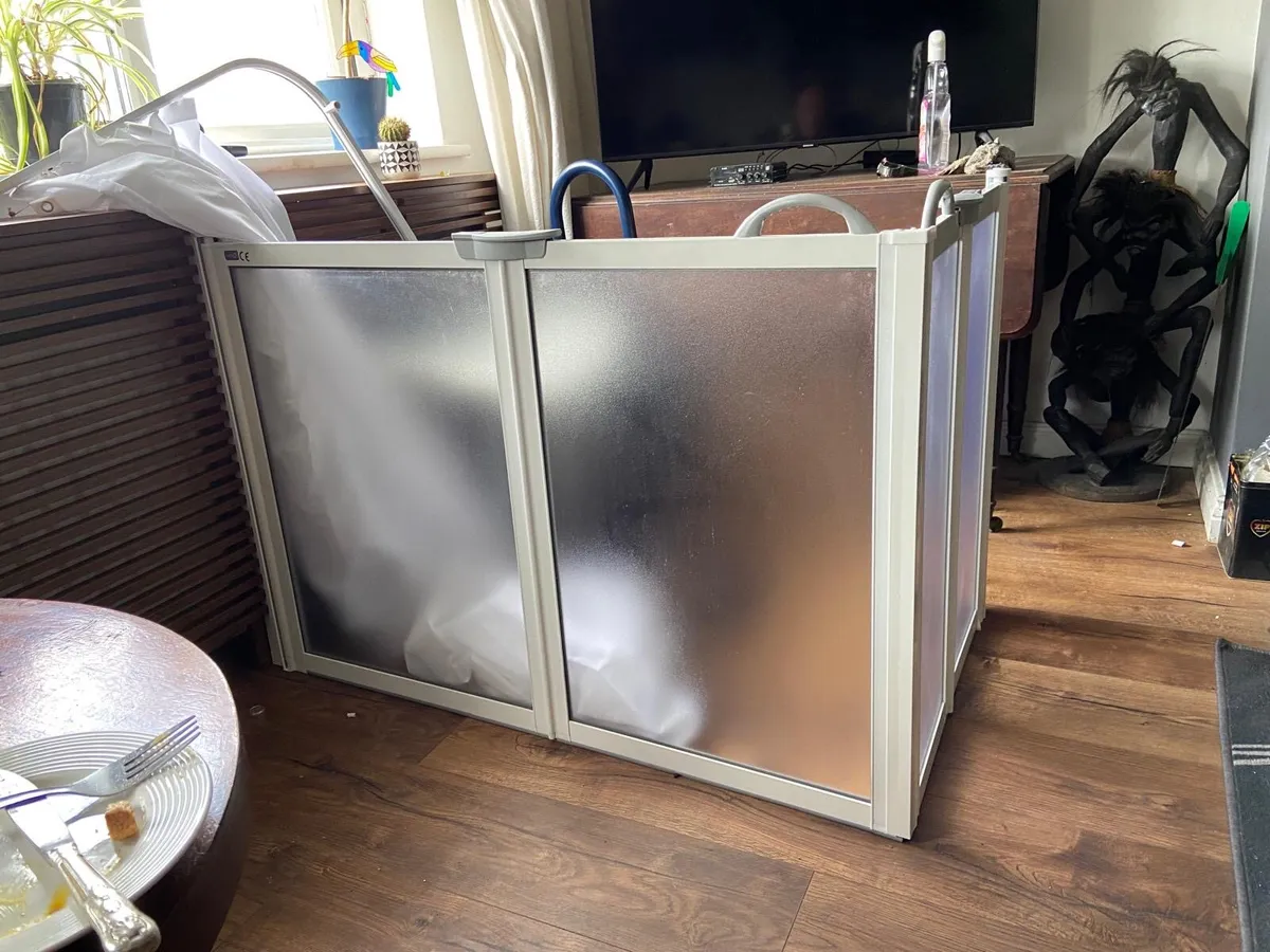 Foldable shower seat, shower doors + accessories - Image 2