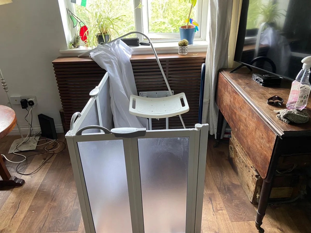 Foldable shower seat, shower doors + accessories - Image 1