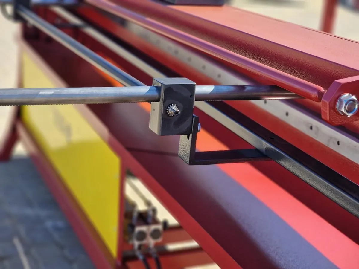 hydraulic sheet metal guillotine 3m-1.2mm steel - Image 3