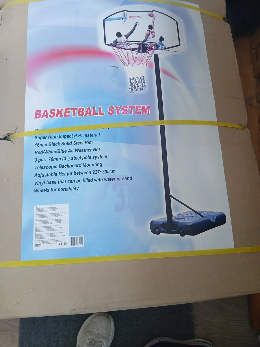 Basketball hoop and Stand - Image 1