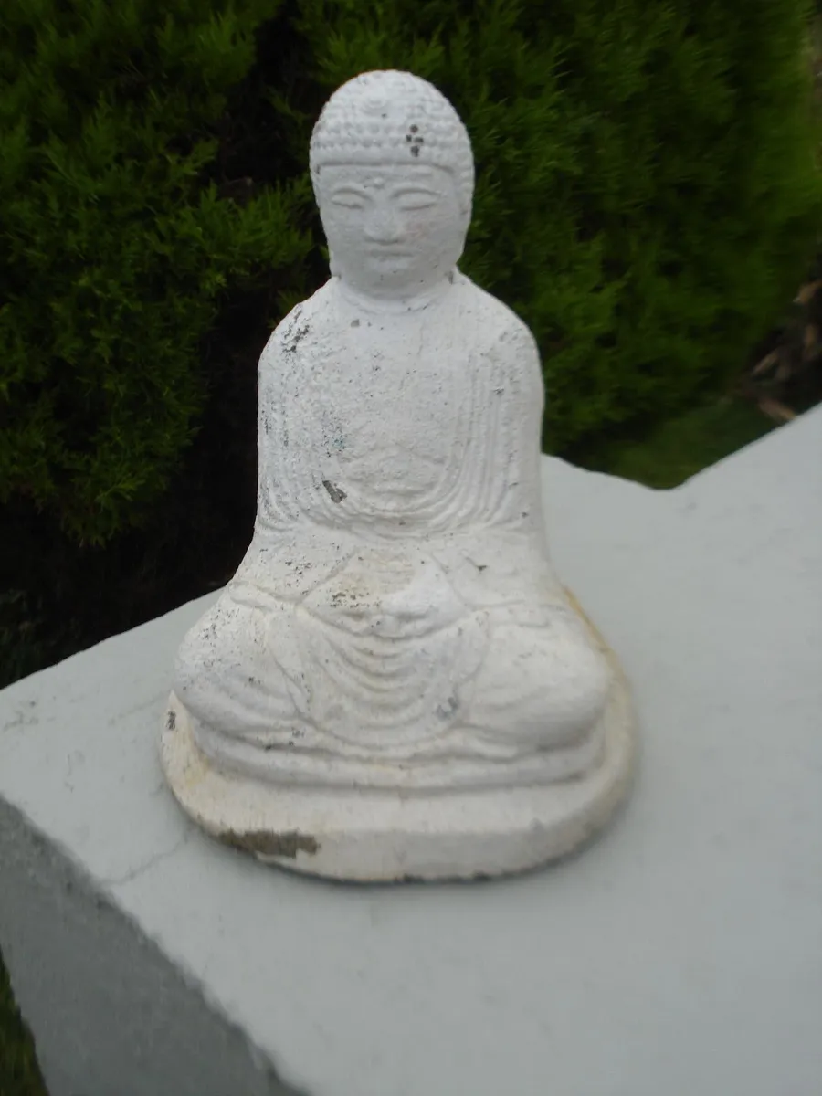 SMALL CONCRETE GARDEN BUDDHA STATUE. - Image 2