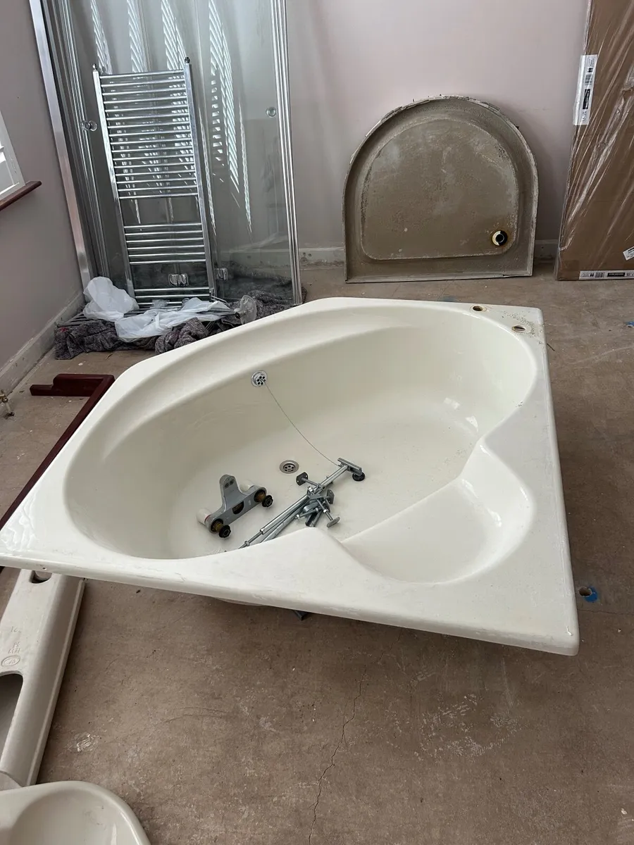Corner Bath - Image 2
