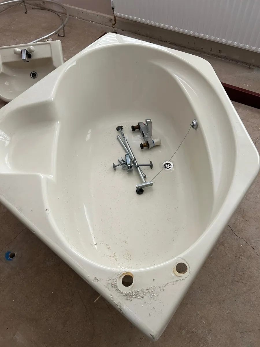 Corner Bath - Image 1