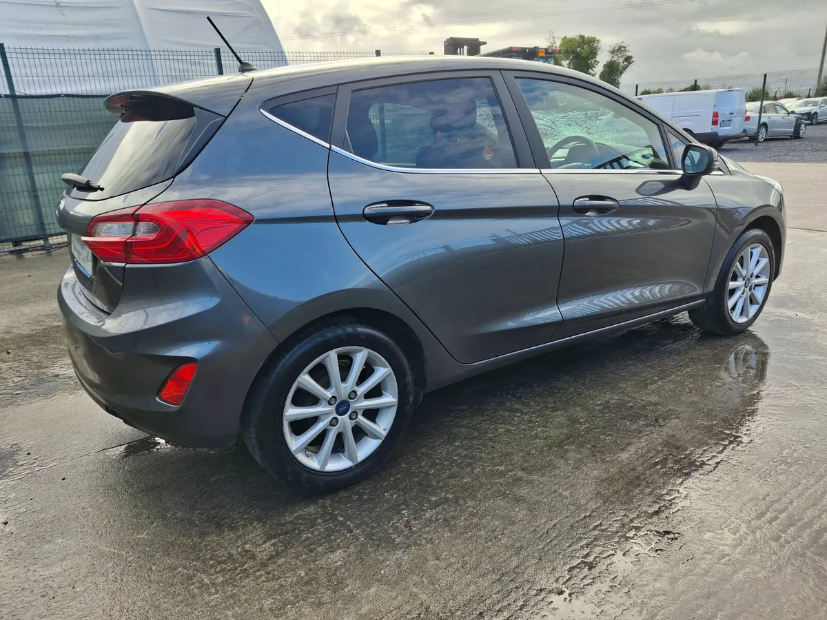 172 Ford Fiesta Titanium Light Damage - Image 3