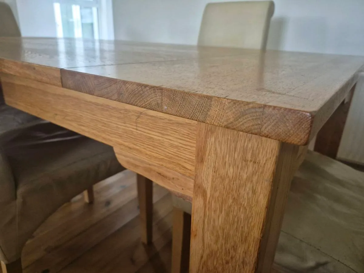 Oak kitchen table and six leather chairs - Image 2
