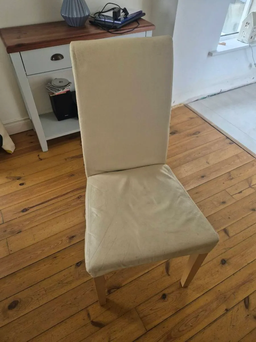 Oak kitchen table and six leather chairs - Image 3