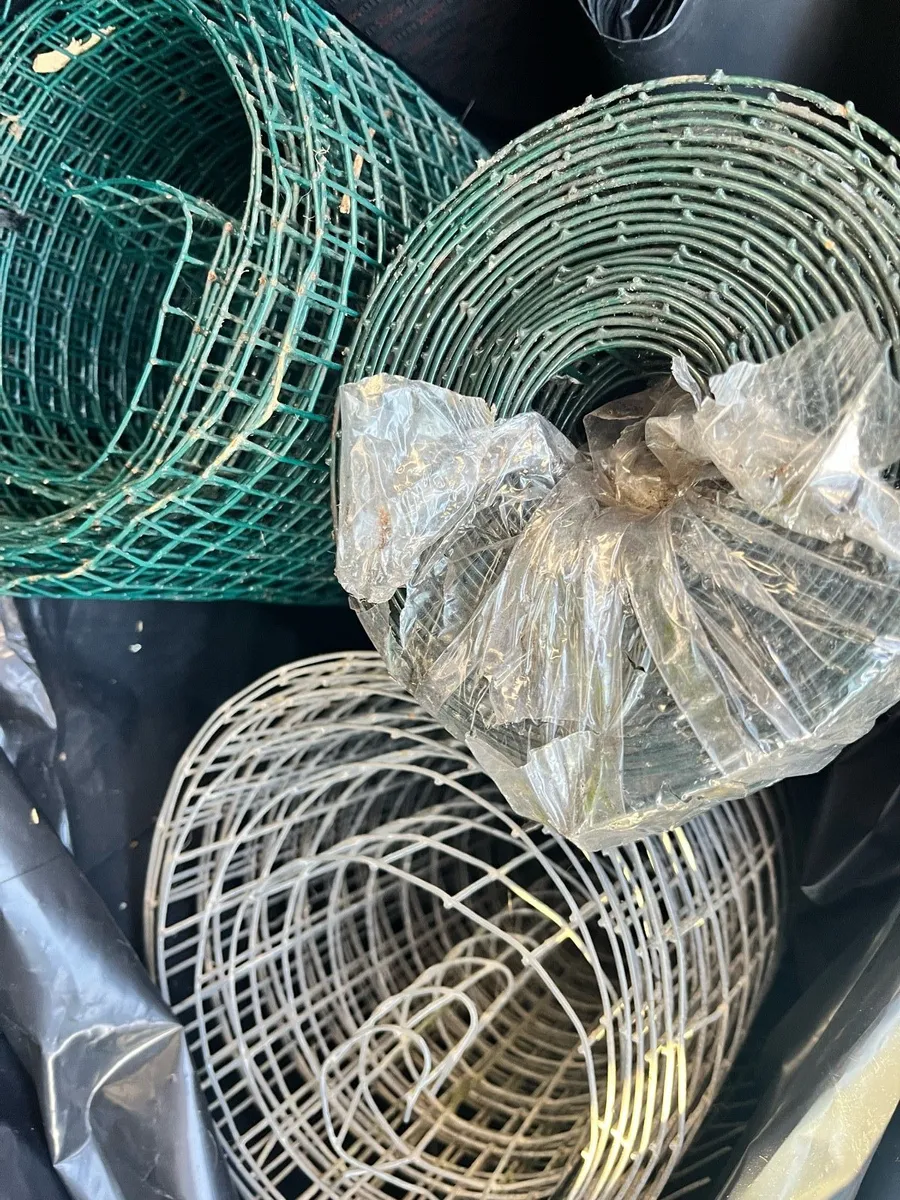 Three rolls of wire mesh - Image 3