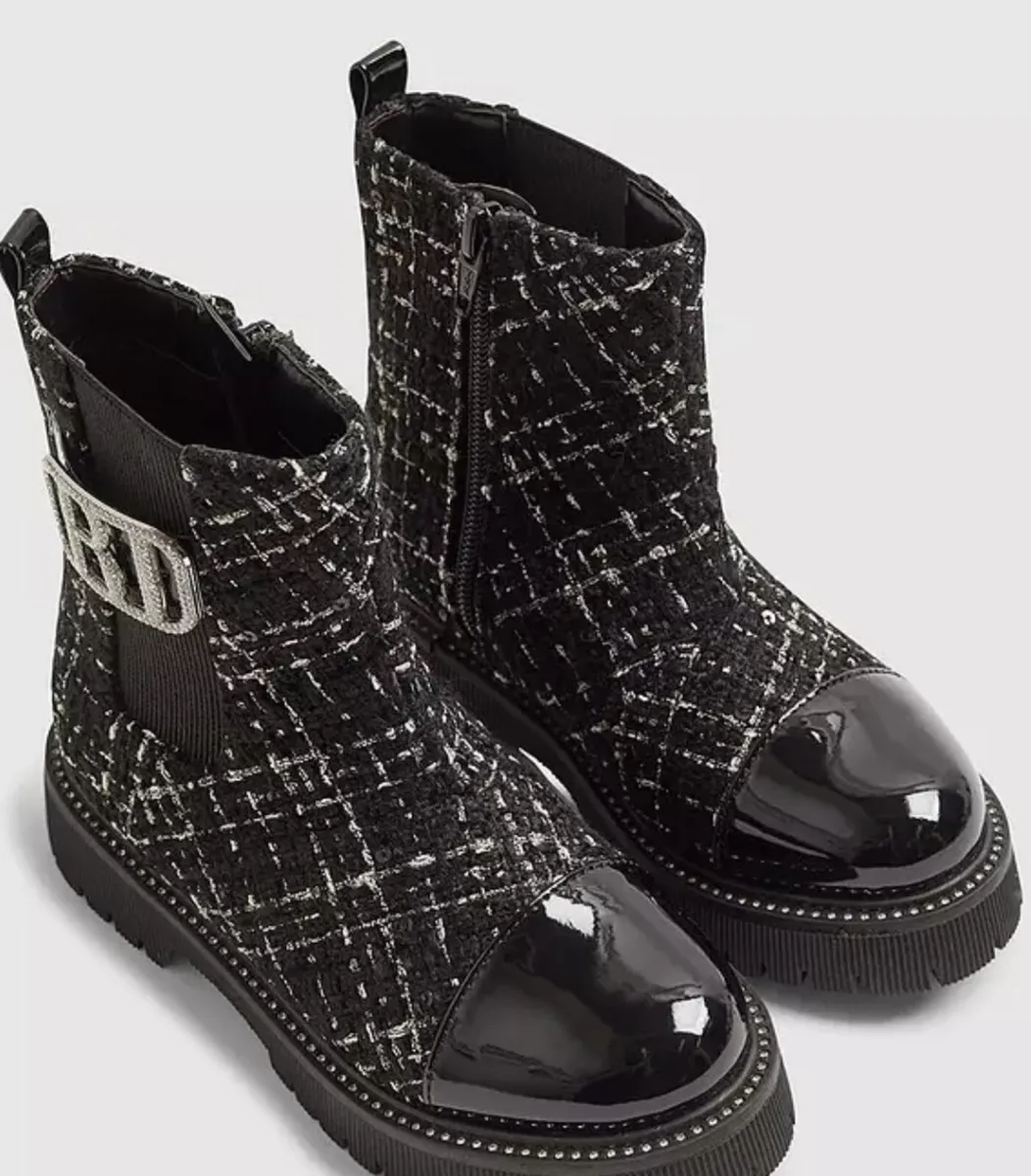 Boots girl - Image 3