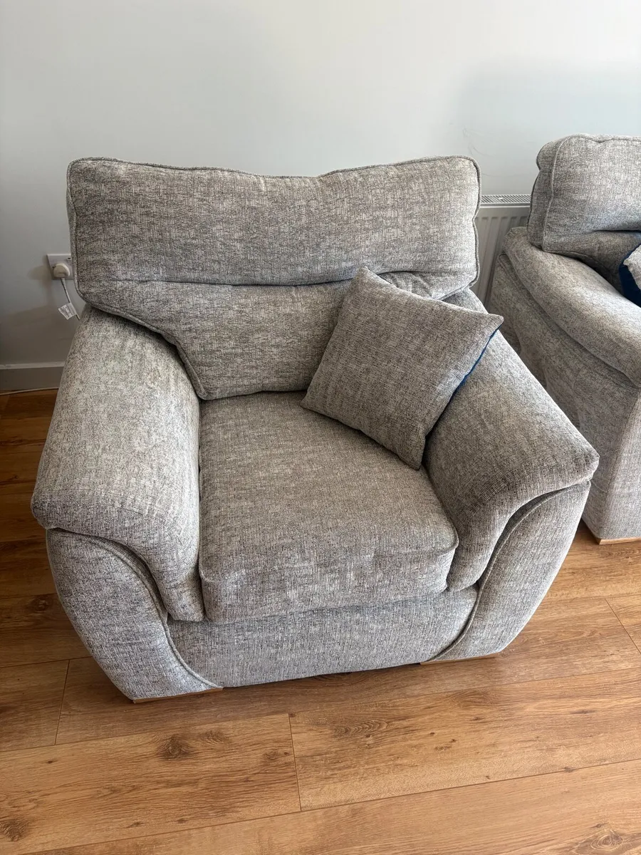 3 Piece Suite Sofa & 2 Armchairs - Image 3