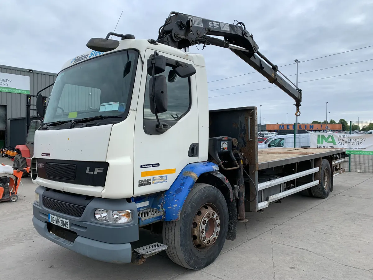 UNRESERVED 2006 DAF LF 55-220 FLAT & CRANE TRUCK - Image 1