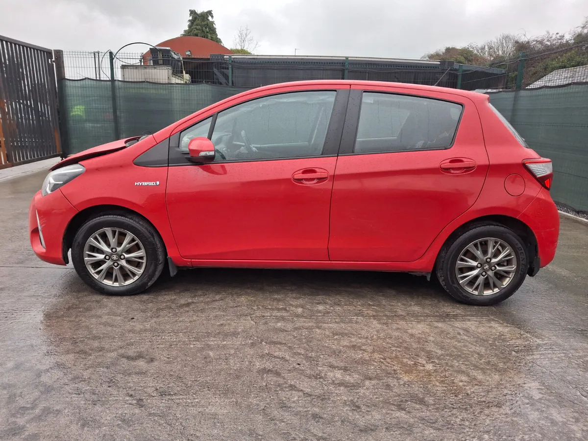 2018 Toyota Yaris  automatic Hybrid 80km - Image 4