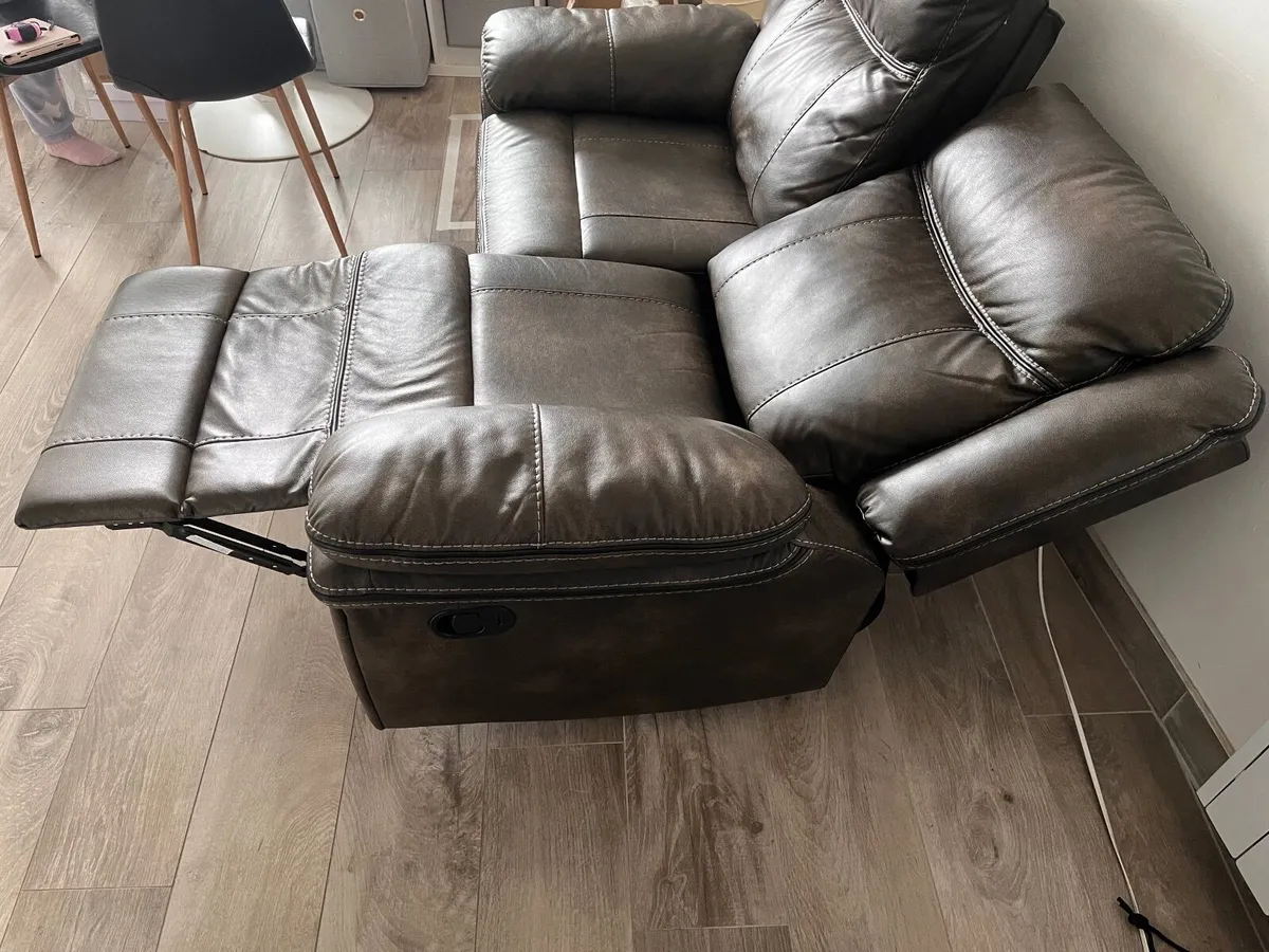 Super Recliner couch sofa in synthetic leather - Image 4