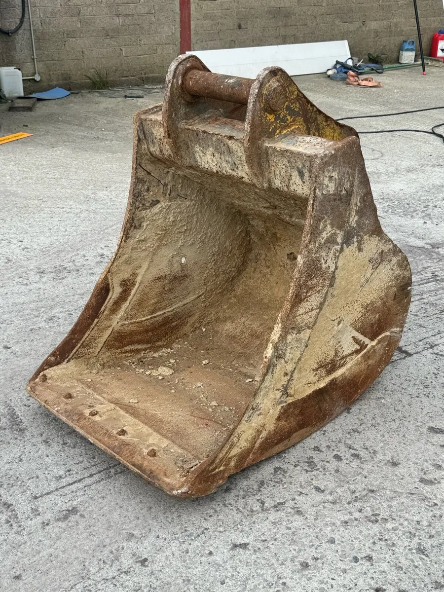 36” Titan 80mm Gummy Bucket - Image 2