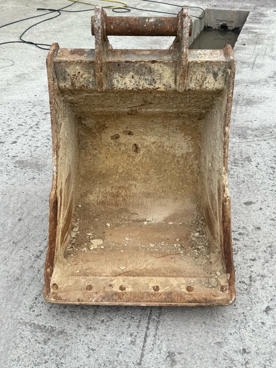 36” Titan 80mm Gummy Bucket - Image 3