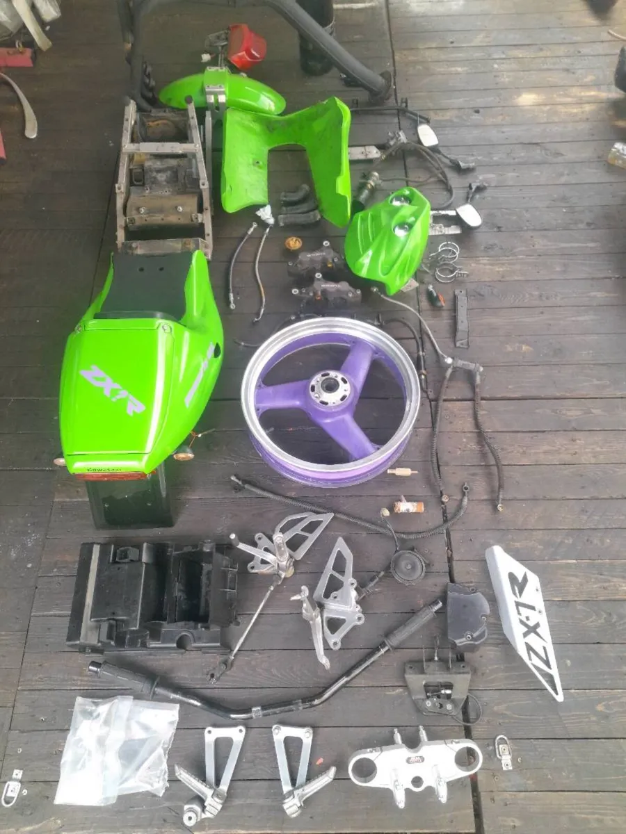 Kawasaki zx7r 1996 for breaking - Image 4