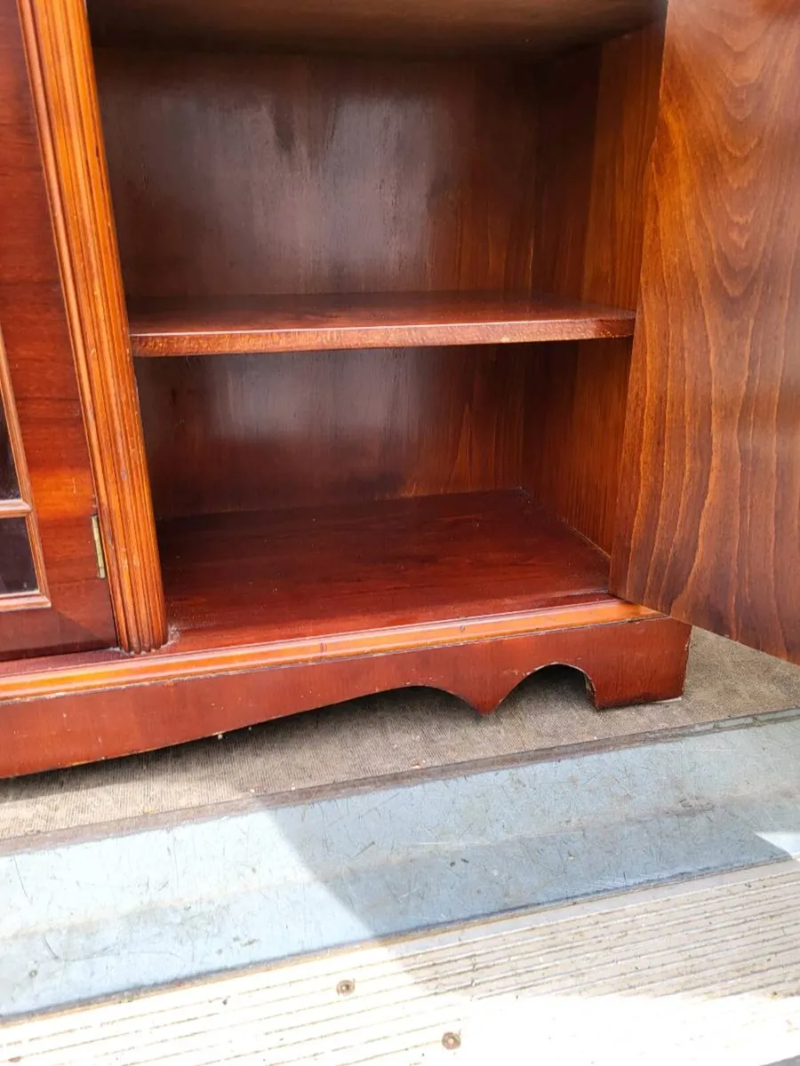 Beautiful Flamed mahogany display unit - Image 4
