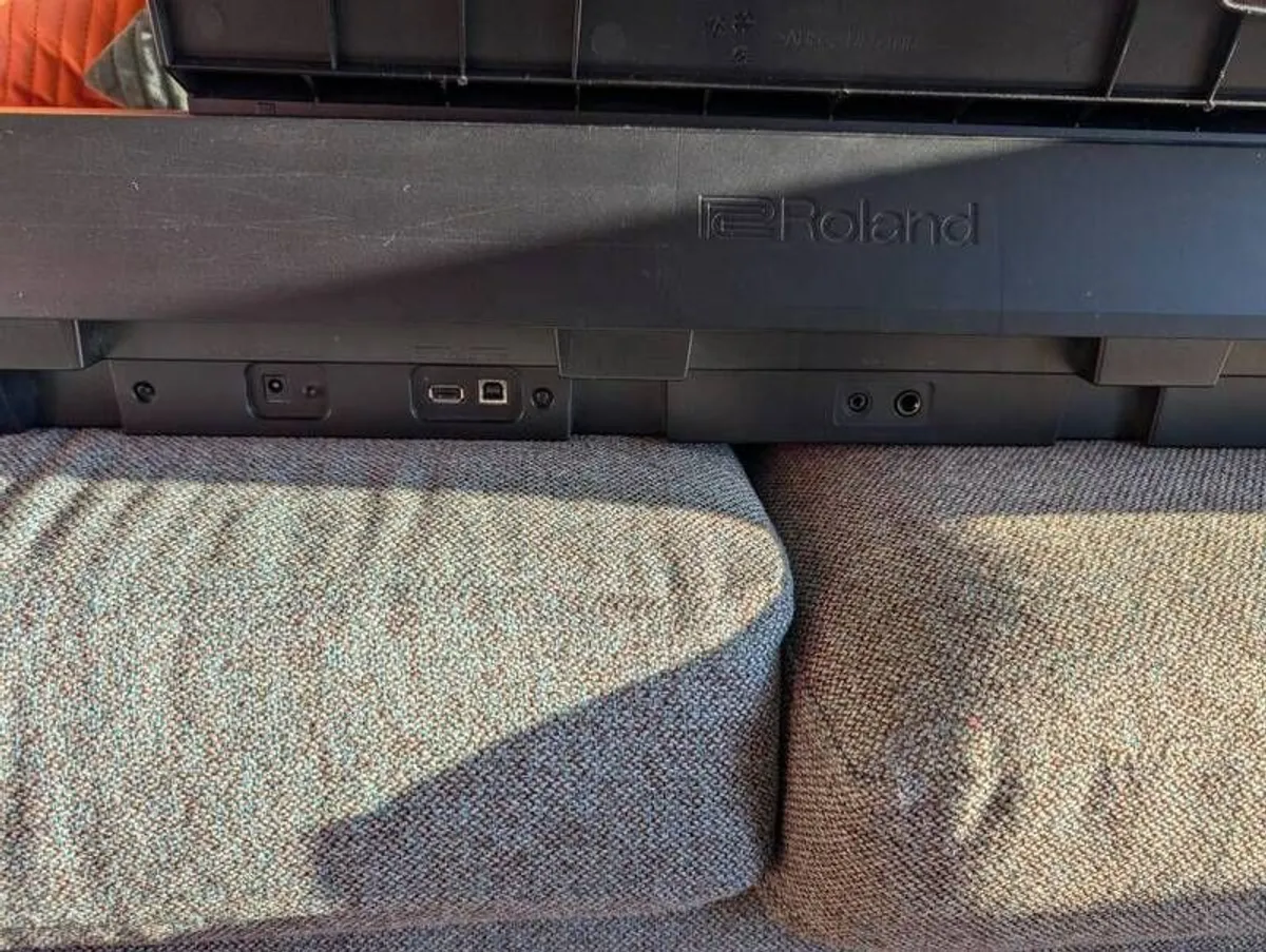 Roland FP-10 Keyboard - Image 4
