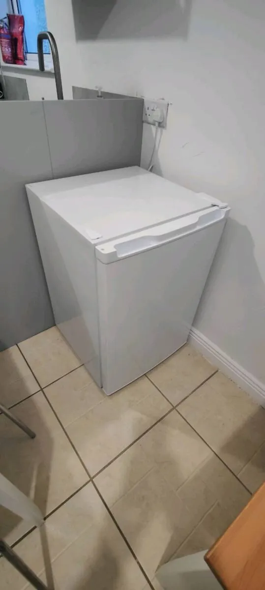 Lagan mini fridge - Image 1