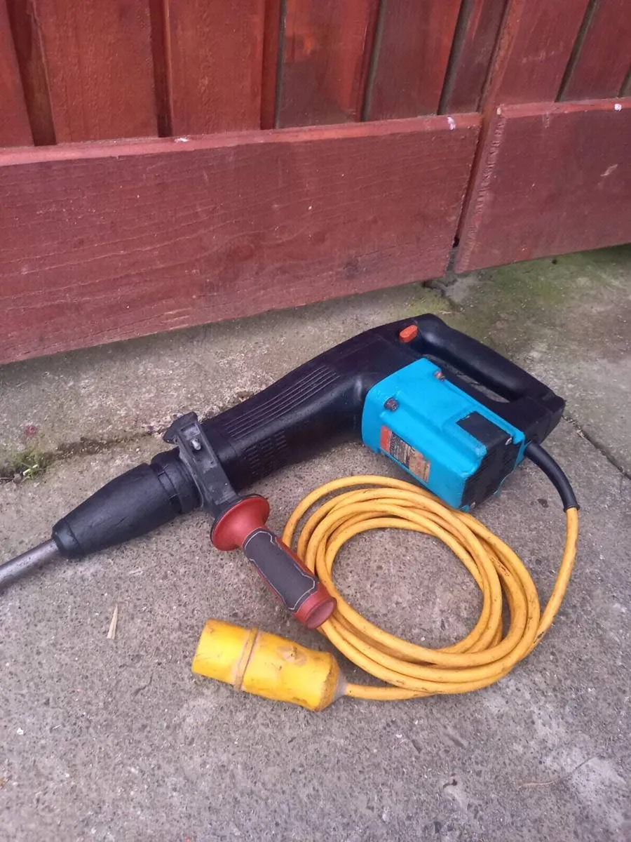 Makita SDS Max Concrete Breaker - Image 2