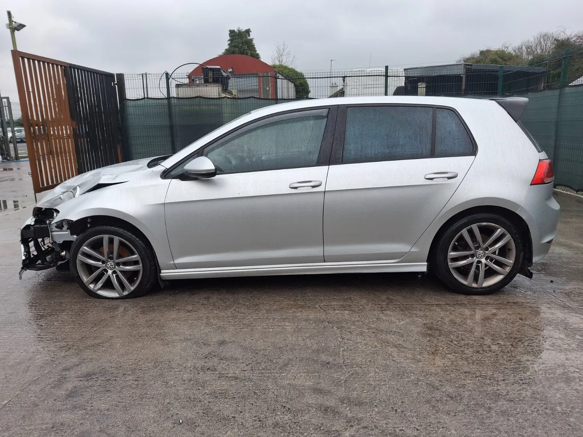 2015 Volkswagen Golf  Light Damage - Image 4
